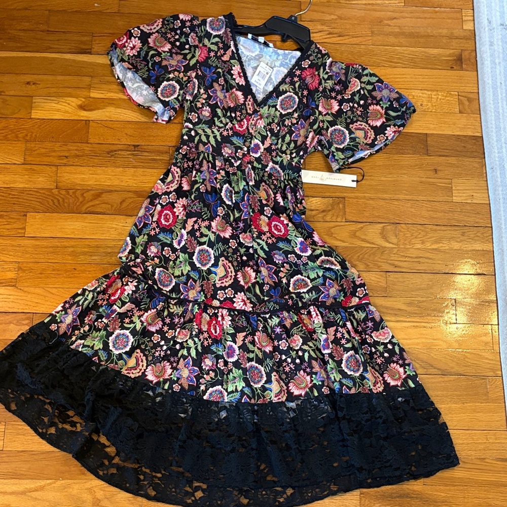 Beautiful Boho Flowy Floral Maxi Dress w/ Black Lace Trim - NWT, size small